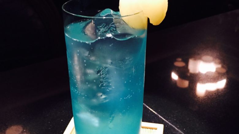 China Blue  [ 中国蓝 ] ,剥开一个<a style='color:red;display:inline-block;' href='/shicai/ 609'>荔枝</a>然后放上边作装饰，放一个杯垫什么的。
接下来就是拍照，加滤镜，发微博朋友圈炫耀一下，坐等好朋友电话要求蹭酒，打开音乐，放下手机，好好尝一下是不是之前想象的味道哈哈～
