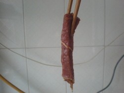 内蒙古牛肉干,<a style='color:red;display:inline-block;' href='/shicai/ 216'>牛肉</a>要买好的,切粗条,烤熟后会小很多,太细会很硬