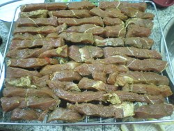 内蒙古牛肉干,将牛肉条摆在烤架上,尽量密一些