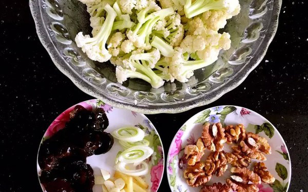 核桃仁炒菜花,食材,<a style='color:red;display:inline-block;' href='/shicai/ 665'>核桃</a>仁是提前炒熟的