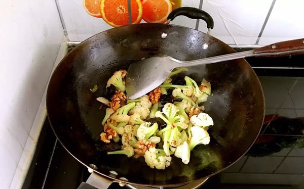核桃仁炒菜花,翻炒两分钟,加盐调味即可。三种食材都是脆的口感,很好吃
