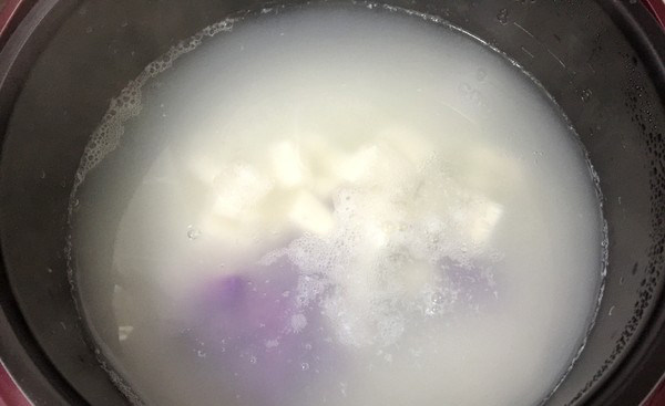 双色山药养生羹,使用电饭煲煮粥功能,时长1小时30分钟。大米先煮1小时后,加入两种山药继续煮