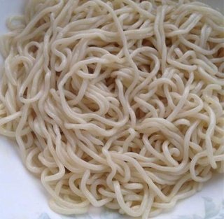 宜宾燃面,迅速搅拌,使面条不会粘连。