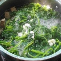 苋菜牛肉丸汤,再滚开时搅拌下蒜、盐和少许油调味，夏日清热解毒的靓汤就完成了。