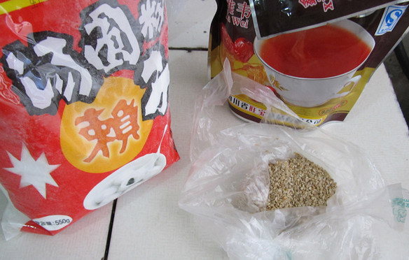 四川糖油果子,准备食材,<a style='color:red;display:inline-block;' href='/shicai/ 520'>糯米粉</a>、红糖、芝麻