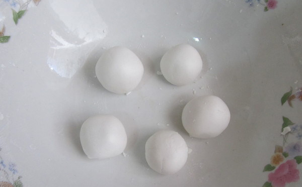 四川糖油果子,分成几个小份,用手搓圆