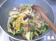 干锅香辣蟹,待蔬菜变软之后,放入辣椒酱和豆瓣酱,少许盐和<a style='color:red;display:inline-block;' href='/shicai/ 10588'>糖</a>。