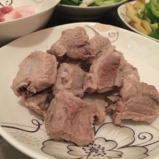 蜜汁排骨,放冷水里浸泡3小时,每小时换水。