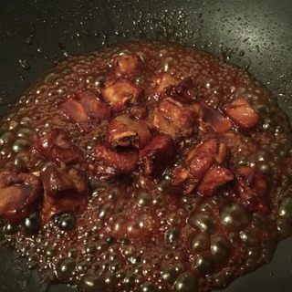 蜜汁排骨,烤箱预热到180度。排骨取出,排放在烤盆内(能安全放入烤箱内烘烤的器皿),倒入所有腌料,一滴不剩。盖上锡纸,放入烤箱烤制1小时15分钟