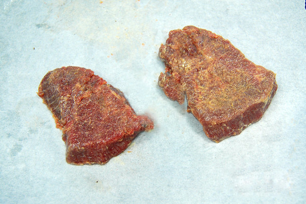 烤牛排,将<a style='color:red;display:inline-block;' href='/shicai/ 134333'>黑胡椒</a>和食盐抹在牛排上，腌制20min