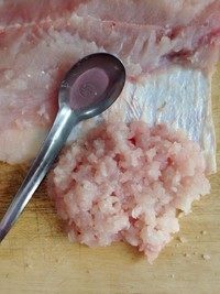 葱香鱼饼,花鲢鱼去头去鳞去内脏后洗净擦干水。再去掉脊骨和肋骨。用勺子顺着鱼肉的纹理将鱼肉刮下来,只要白色的肉,红色的那部分肉不要。