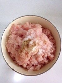 葱香鱼饼,把刮下来的鱼茸用手抓抓,里面残留的鱼刺捡出来,用刀背粗剁2遍,然后加盐和<a style='color:red;display:inline-block;' href='/shicai/ 134296'>白胡椒粉</a>拌匀,拌至鱼肉发粘。