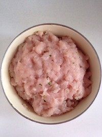 葱香鱼饼,将鱼茸在盆子里摔打起胶。(我只摔了20下,有力气的话最好摔40-50下)⚠️之前做鱼丸我没加香菜末,这次加了之后感觉味道更好,不爱吃香菜可以不加。