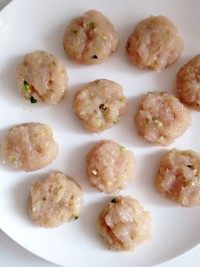 葱香鱼饼,手掌抹少许油,取适量的鱼茸团成饼状,放在盘子里。(盘子要薄薄的擦一层油防粘)