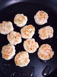 葱香鱼饼,平底不粘锅加一点油烧热,然后把团好的鱼饼放入锅中,中小火煎至定型颜色金黄后再翻面煎制。