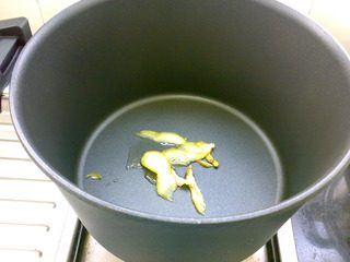 茶熏鸡,把多功能料理锅烧热,下小许油,爆香姜片