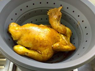 茶熏鸡,再把晾去汁液的鸡放在蒸屉内,置锅中