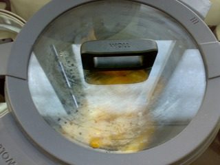 茶熏鸡,加盖大火烧热,让茶叶的烟熏鸡,5-8分钟,关火,闷一会