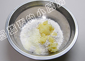 马铃薯面包,面包做法:
将所有面团材料除水和酵母粉、<a style='color:red;display:inline-block;' href='/shicai/ 887'>黄油</a>外放入盆内