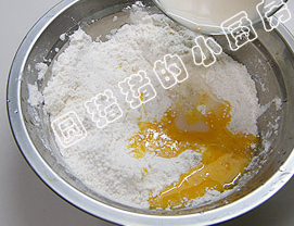 马铃薯面包,酵母粉加水融化,加入面粉内