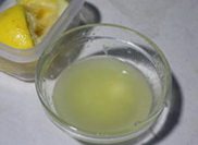 柠檬果冻蛋糕,柠檬丝加入30克细砂糖腌渍30分钟备用,柠檬一个榨汁备用
