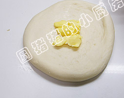 马铃薯面包,揉至起膜后,加入黄油继续揉和