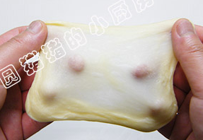 马铃薯面包,揉至扩展阶段,将面团放入盆盖上保鲜膜发酵