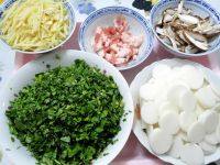 荠菜冬笋肉丝炒年糕,将冬笋、五花肉、香菇切丝,荠菜切小碎粒,<a style='color:red;display:inline-block;' href='/shicai/ 552'>年糕</a>切片。