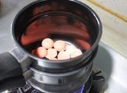 柠檬果冻蛋糕,取有颜色的巧克力片隔水融化后加入少量巧克力片调温到适合状态,