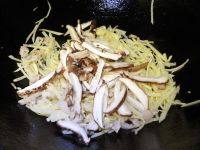 荠菜冬笋肉丝炒年糕,放入香菇丝翻炒至香菇变软,起锅盛入碗内。
