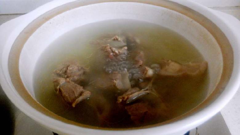 儿童营养蔬菜瘦肉粥,一个小时后把扇骨捞出剔肉，在和<a style='color:red;display:inline-block;' href='/shicai/ 492'>大米</a>、<a style='color:red;display:inline-block;' href='/shicai/ 37'>姜</a>一同再放入汤中继续熬。