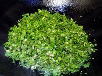 荠菜冬笋肉丝炒年糕,起油锅,放入荠菜煸炒。