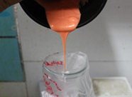 柠檬果冻蛋糕,将流动的巧克力装入裱花袋中,裱花袋系上封口,在尖端剪出小口