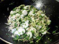 荠菜冬笋肉丝炒年糕,放入炒好的冬笋丝、肉丝、香菇丝,翻炒一会,放少许盐炒匀。