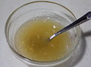 柠檬果冻蛋糕,称取液体的3%的鱼胶粉,加入鱼胶粉3倍重量的凉开水泡涨。
