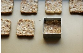 红糖姜味燕麦酥饼 ,每20克面团一个,放进方形的模具里按压成平整的正方形。