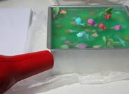 柠檬果冻蛋糕,用吹风热风吹模具一圈,从下抵出活底,蛋糕脱模完成,小心的放在蛋糕底托上,好了,大功告成!