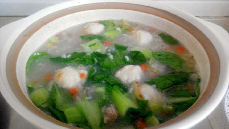 儿童营养蔬菜瘦肉粥,期间放入盐、<a style='color:red;display:inline-block;' href='/shicai/ 756'>鸡精</a>，最后放<a style='color:red;display:inline-block;' href='/shicai/ 3517'>青菜</a>，稍烫下就行，关火！