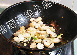 蚝油鲜菇滑牛肉,加入烫过的草菇,<a style='color:red;display:inline-block;' href='/shicai/ 721'><a style='color:red;display:inline-block;' href='/shicai/ 721'>蚝油</a></a>,盐,<a style='color:red;display:inline-block;' href='/shicai/ 756'><a style='color:red;display:inline-block;' href='/shicai/ 756'>鸡精</a></a>略炒.