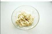 抹茶蜜豆吐司,开<a style='color:red;display:inline-block;' href='/shicai/ 156925'>水</a>和高粉用1:1的比例制作汤种,晾凉后用保鲜膜盖好后放进冰箱冷藏一晚。