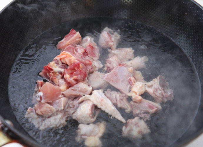 板栗烧鸡 ,<a style='color:red;display:inline-block;' href='/shicai/ 83'>仔鸡</a>切小块,入锅焯水,水沸腾后撇去浮沫,捞出鸡块冲洗干净。