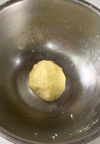 椰蓉麻花辫子面包,面团揉到基本光滑的状态后加入黄油,就暂时不用管了,这时准备内馅