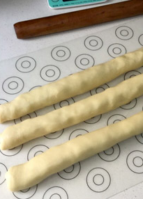 椰蓉麻花辫子面包,从上往下卷起,尽量卷紧,接口处捏紧,