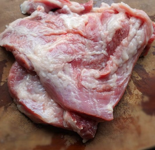 蜜汁叉烧,<a style='color:red;display:inline-block;' href='/shicai/ 6081'>肉</a>切大块厚片,用刀背拍松备用。