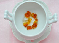蔓越梅桃胶雪耳羹,先将<a style='color:red;display:inline-block;' href='/shicai/ 2530'>桃胶</a>略微冲洗一下,然后放入炖盅内用清水浸泡一天一夜