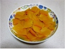 南瓜发糕,上锅蒸至熟透，沥出蒸出的水分（留着备用）；