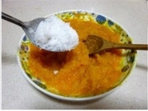 南瓜发糕,南瓜碾成泥，加入<a style='color:red;display:inline-block;' href='/shicai/ 3729'>白糖</a>拌匀，放凉（不然会烫到<a style='color:red;display:inline-block;' href='/shicai/ 731'>酵母</a>）；