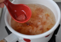 蔓越梅桃胶雪耳羹,接着放入两块<a style='color:red;display:inline-block;' href='/shicai/ 866'>冰糖</a>,搅拌至融化