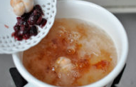 蔓越梅桃胶雪耳羹,快关火时放入蔓越莓调味,使这道甜品有些酸甜口感。 放入山竹,水果不宜久煮,搅拌一下即可关火盛出