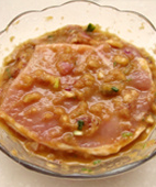 澳门猪扒包,猪排用肉锤将肉打散,捶松后放入菜汁中浸泡至少30分钟